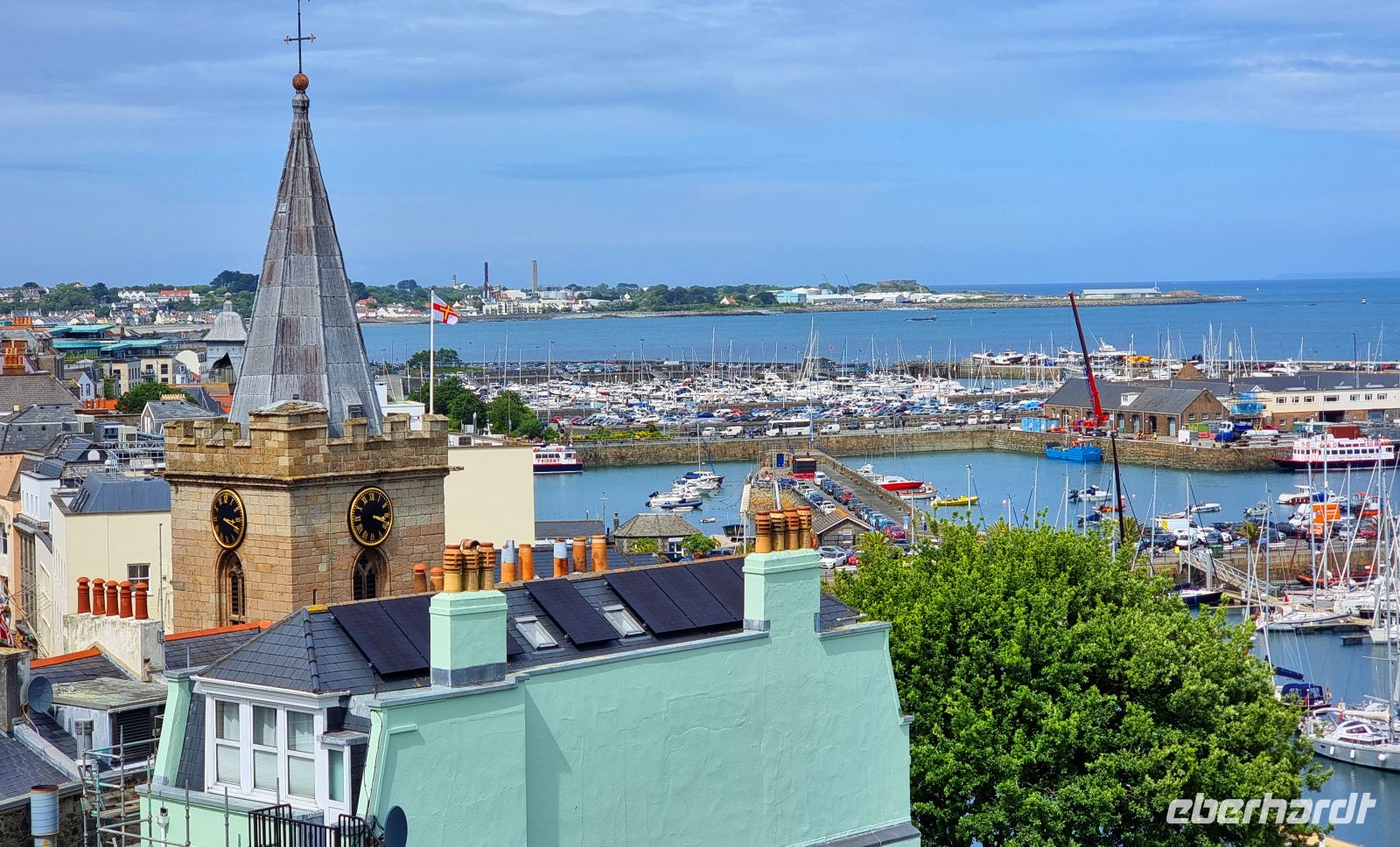 Blick vom Tower Hill auf den Hafen von St. Peter Port