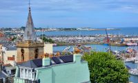 Blick vom Tower Hill auf den Hafen von St. Peter Port