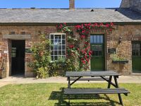 Botanischer Garten Samares Manor, Stallungen