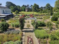 Blick auf den Botanischen Garten Samares Manor