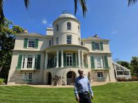 Jersey, Gartentour, Richard Miles vor seinem Anwesen