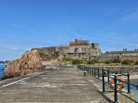 St. Helier. Blick auf Elizabeth Castle von Unterer