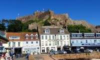 Gorey mit Burg im Hintergrund. Rundreise Jersey und Guernsey - Kanalinseln entdecken (GB-JERF8)