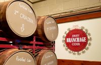 Ciderfässer auf dem La Mare Weingut. Rundreise Jersey und Guernsey - Kanalinseln entdecken (GB-JERF8)