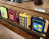 gestickte Kniekissen in der Kirche in St. Lawrence