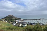 Blick auf Gorey Harbour mit Gorey Castle