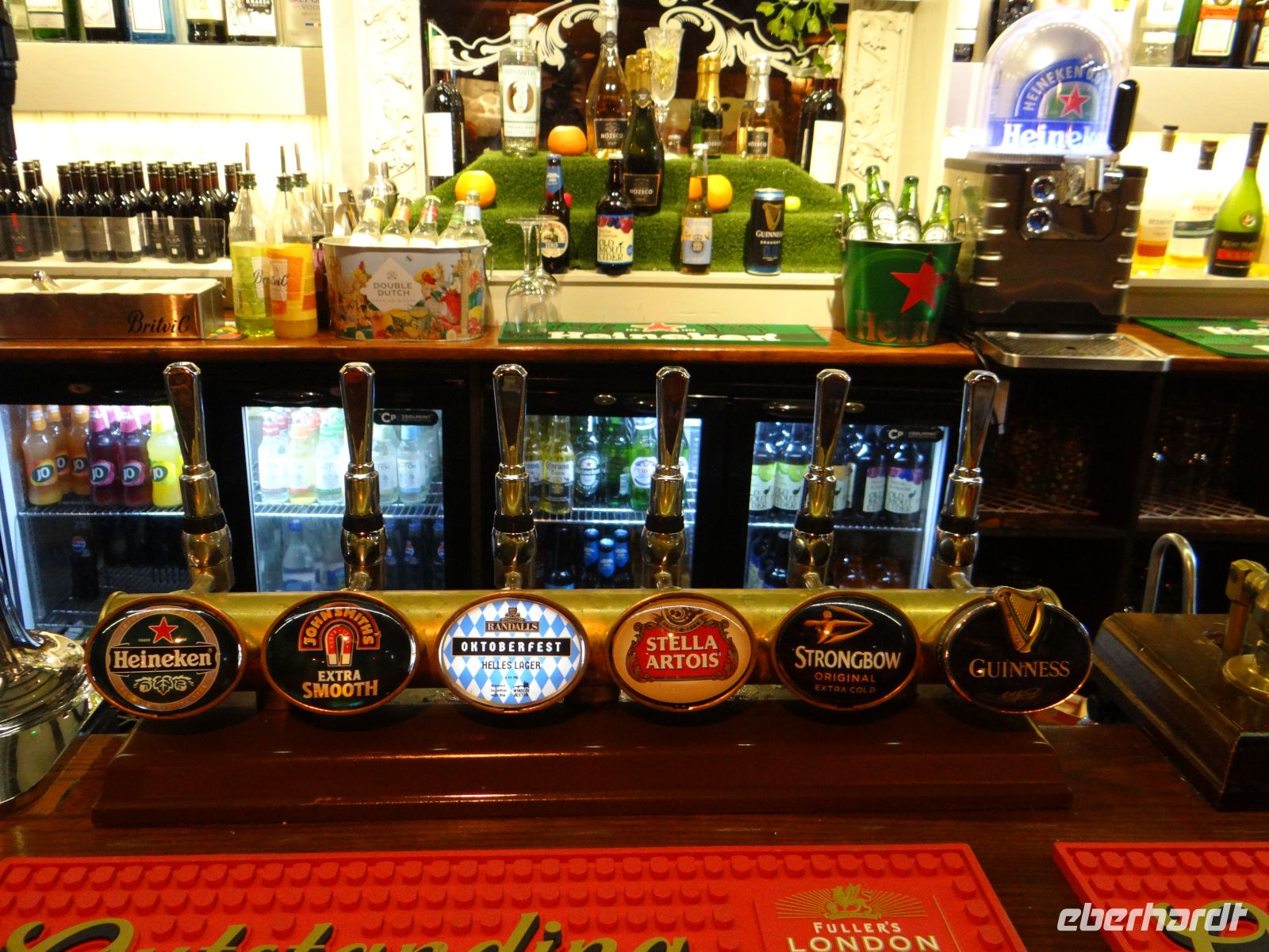 Les Fountaines Taverne, die Insel bietet vorzügliches Bier und Cidre an.