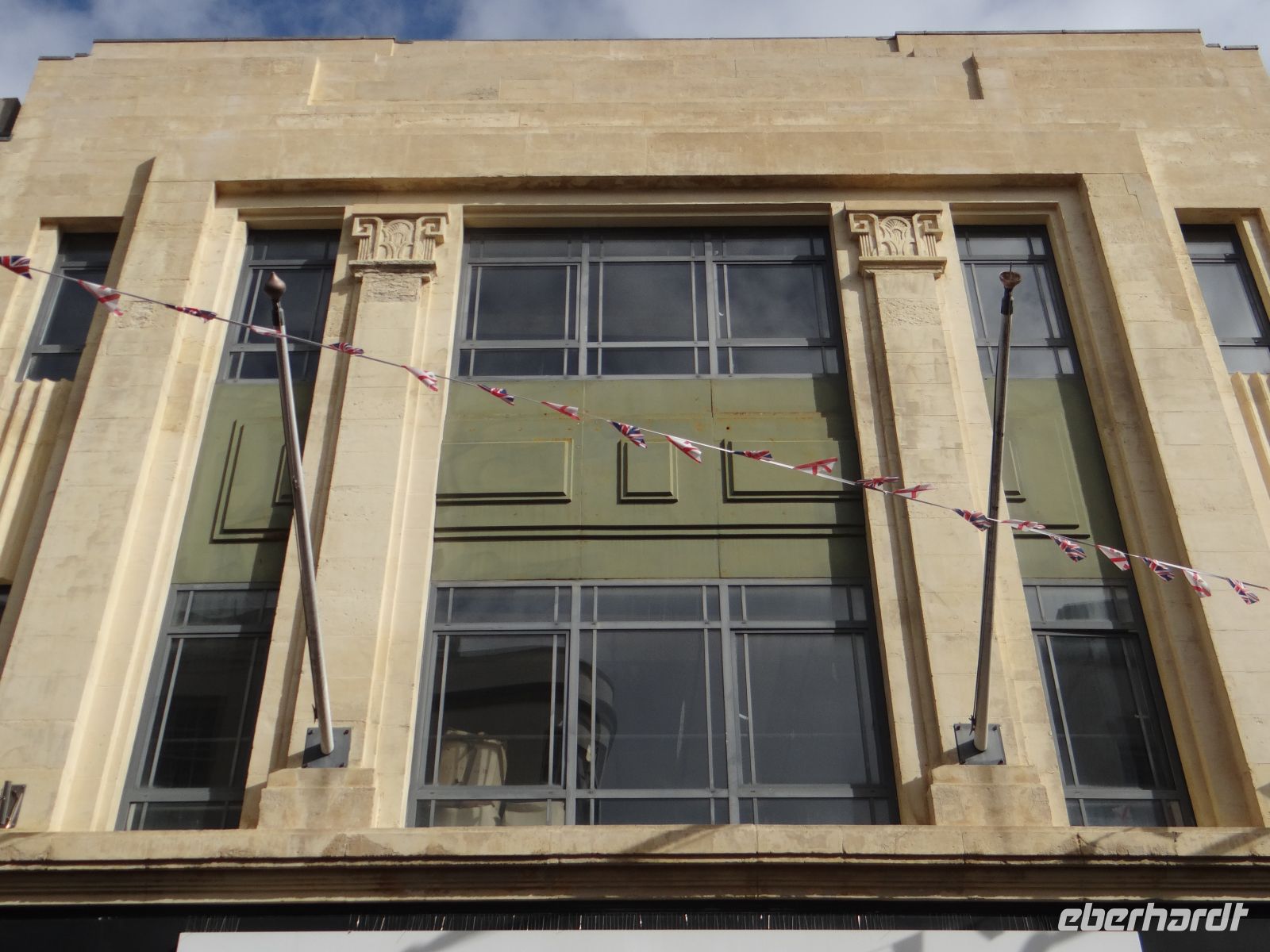 St. Helier, schöne Fassade im Art-Deco-Stil in der Einkaufsstraße.