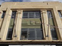 St. Helier, schöne Fassade im Art-Deco-Stil in der Einkaufsstraße.