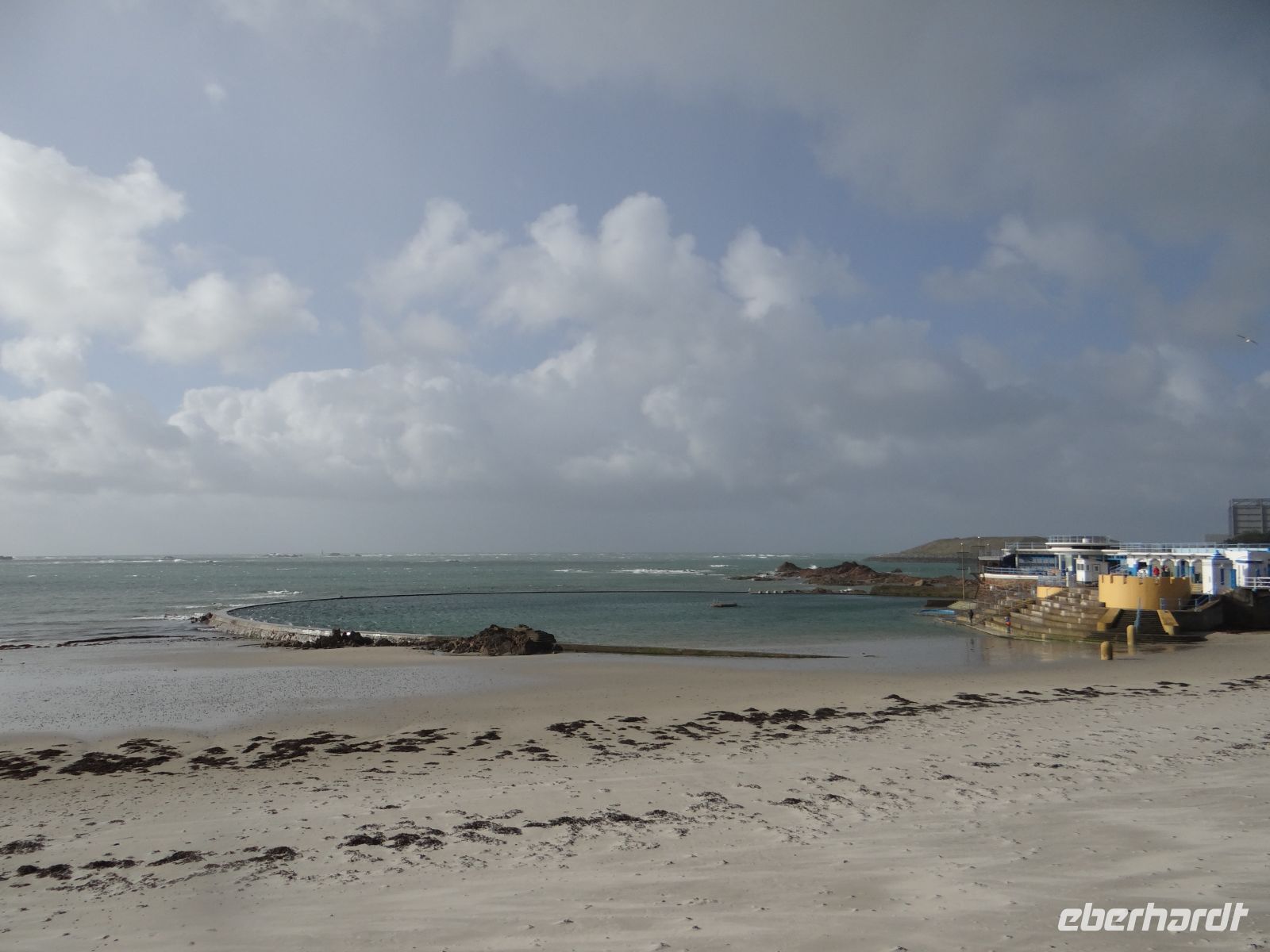 St. Helier, der Meerespool vor dem Hotel im Morgenlicht.