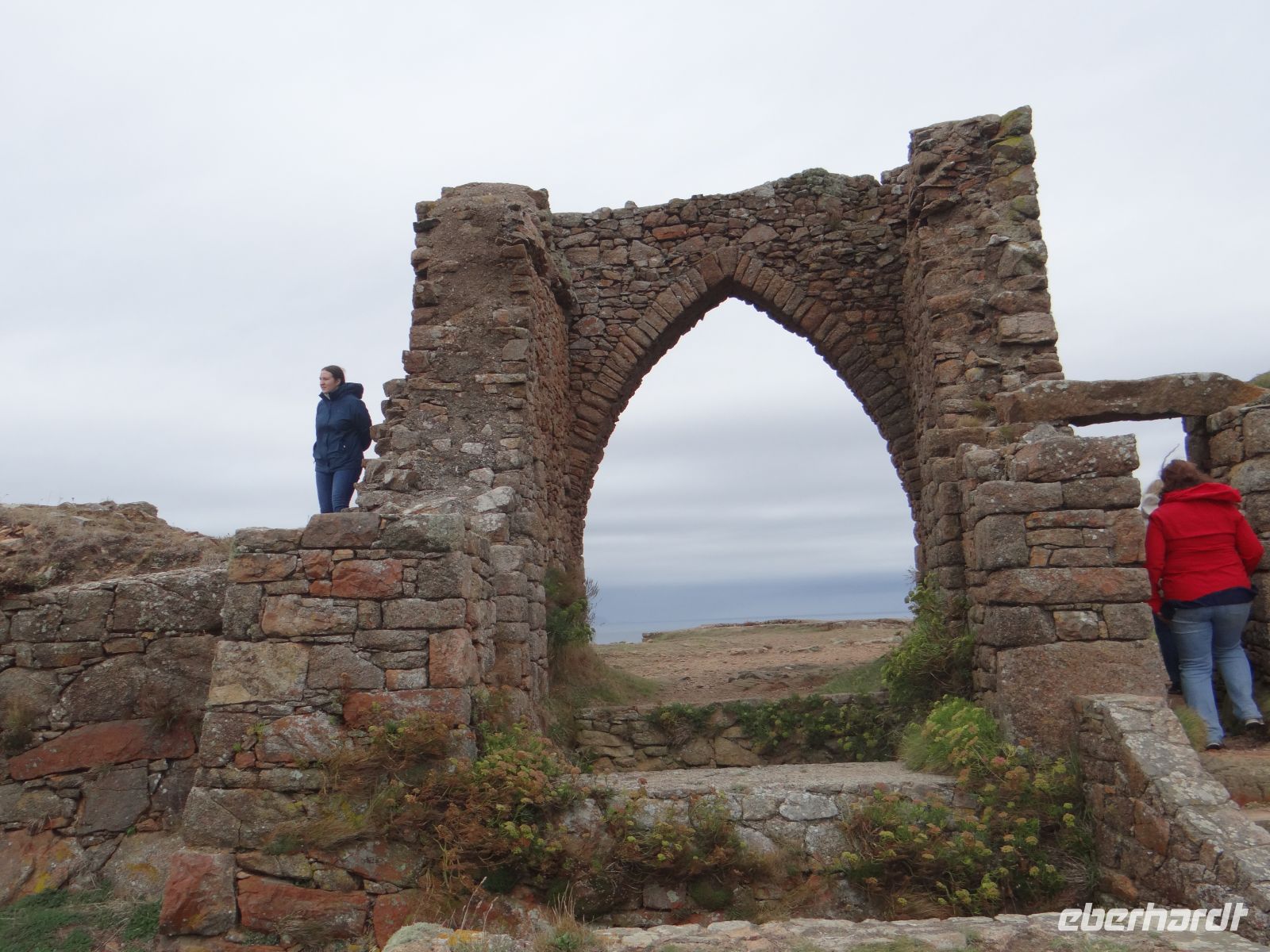 Crosnez Castle, eine eindrucksvolle Lage für eine Burg. Gut gesichert von drei Seiten, hatte sie jedoch zu wenig Platz für die Verteidiger und keine eigene Wasserversorgung.  
