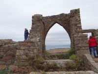 Crosnez Castle, eine eindrucksvolle Lage für eine Burg. Gut gesichert von drei Seiten, hatte sie jedoch zu wenig Platz für die Verteidiger und keine eigene Wasserversorgung.  