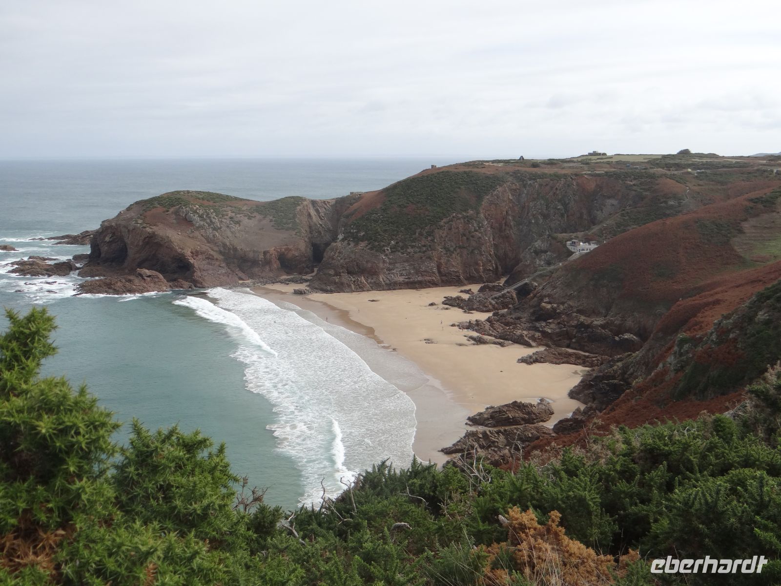 Grève de Lecq, bei Ebbe sind hier vom Strand aus Höhlen zu sehen.