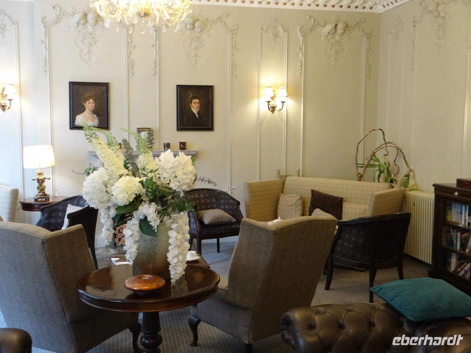 Jersey, Hotel Château La Chaire, unter Kronleuchtern genießen wir Cream Tea. Very british.