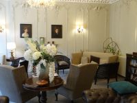 Jersey, Hotel Château La Chaire, unter Kronleuchtern genießen wir Cream Tea. Very british.