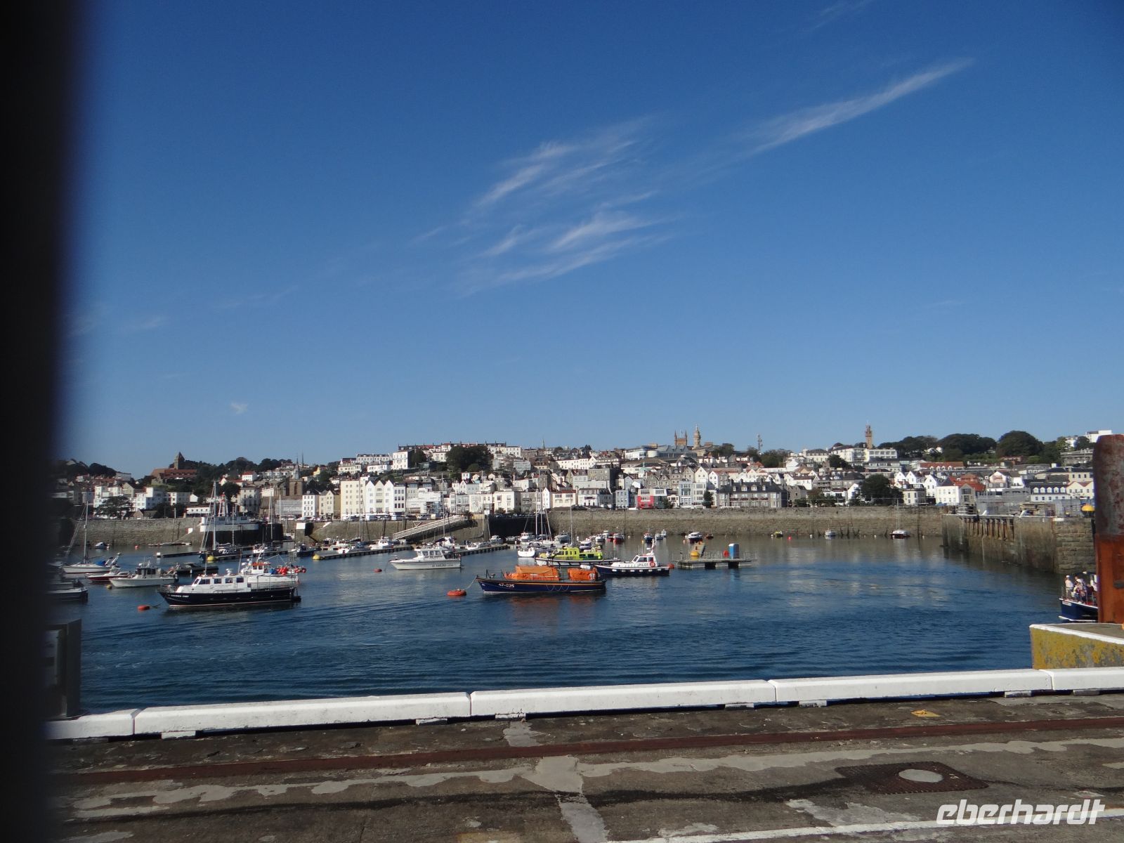 Guernsey, St Peter Port ist die Inselhauptstadt und liegt malerisch.
