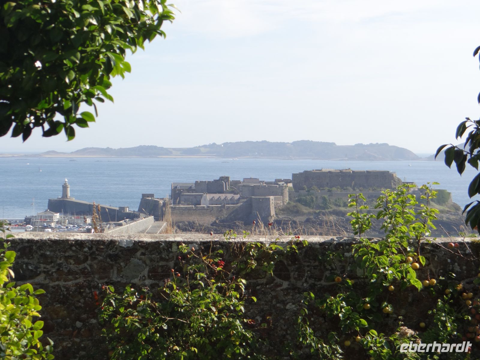 Guernsey, St. Peter Port, vom Garten von Victor Hugos Wohnhaus hat man einen schönen Blick nach Herm und Sark.