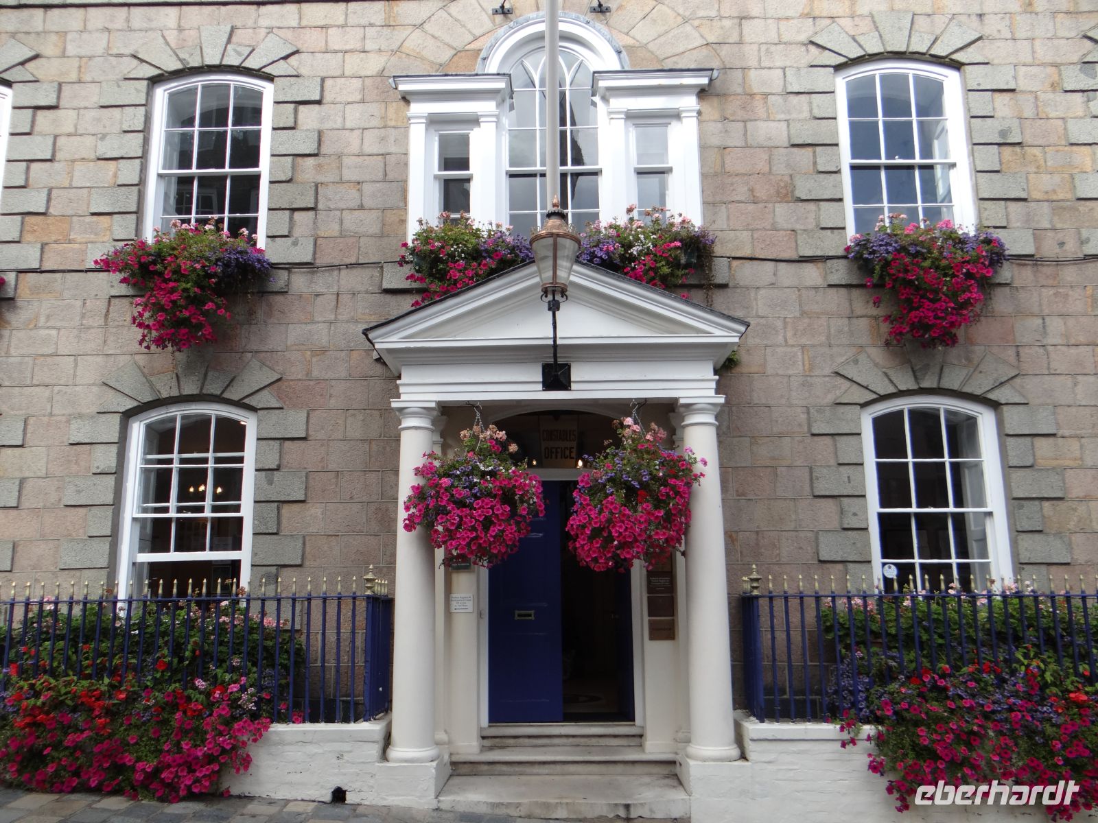 Guernsey, St. Peter Port, hier wird das Haus zum Blumenschmuck. 