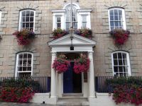 Guernsey, St. Peter Port, hier wird das Haus zum Blumenschmuck. 