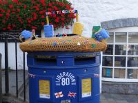 Guernsey, St. Peter Port, dieser Briefkasten gehört sicher zu den beliebtesten. Man stelle sich vor, die Deutsche Post würde mit Häkelkunst für mehr Briefe werben.