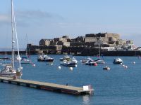 Guernsey, St. Peter Port, Blick zum Castle Cornet.