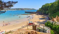 Brelade's Bay an der Südküste von Jersey - viel los bei den Sommertemperaturen &ndash; &copy; Kristin Weigel (Eberhardt TRAVEL)