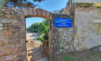 Mittelalterlicher Fluchtweg Le Perquage an der Brelade's Church &ndash; &copy; Kristin Weigel (Eberhardt TRAVEL)