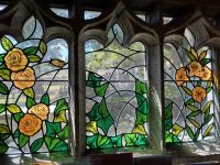 Rosen und Lilien im Kirchenfenster &ndash; &copy; Felicitas Bachmann (Eberhardt TRAVEL)