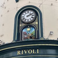 Uhr mit wechselnden Inselmotiven in St. Helier &ndash; &copy; Felicitas Bachmann (Eberhardt TRAVEL)