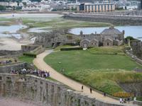 Gespannt wartet die Menge auf den Kanonenschuss
