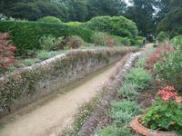 im ummauerten Garten der Seigneurie