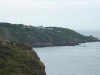 Blick auf Insel Brecqhou mit Palast der Barclay Brüder