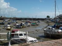 Hafen von St. Aubin bei Ebbe