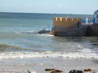 Poollanschaft am Hotel bei Flut