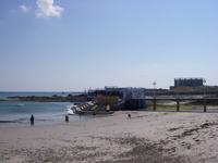 Meerwasser-Pool vor dem Hotel Ommaroo