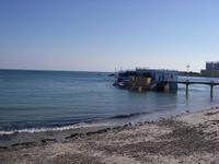 Meerwasser-Pool vor dem Hotel Ommaroo bei Flut