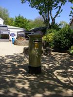 goldener Briefkasten aufgrund der Olypia-Goldmediale im Dressurreiten