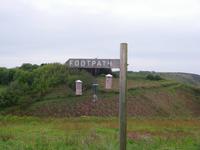 Wegweiser als Vogelfutterhalterung