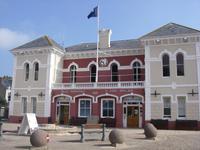 heutige Parish Hall in St. Aubin war früher ein Bahnhof