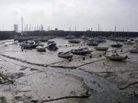 Hafen in St. Aubin bei Ebbe