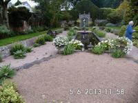 Auch eine kleine Wasserkunst mit Spiegel fehlt nicht