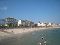 Strand und Hotel vom Meerwasserschwimmbad aus gesehen