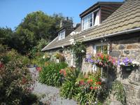 Blumengeschmücktes Cottage auf Sark