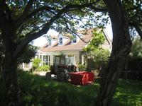 das Haus der Arztes auf Sark mit Spezialtraktor