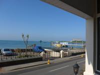 Blick vom Hotel Ommaroo zum Meerwasserschwimmbecken bei Flut