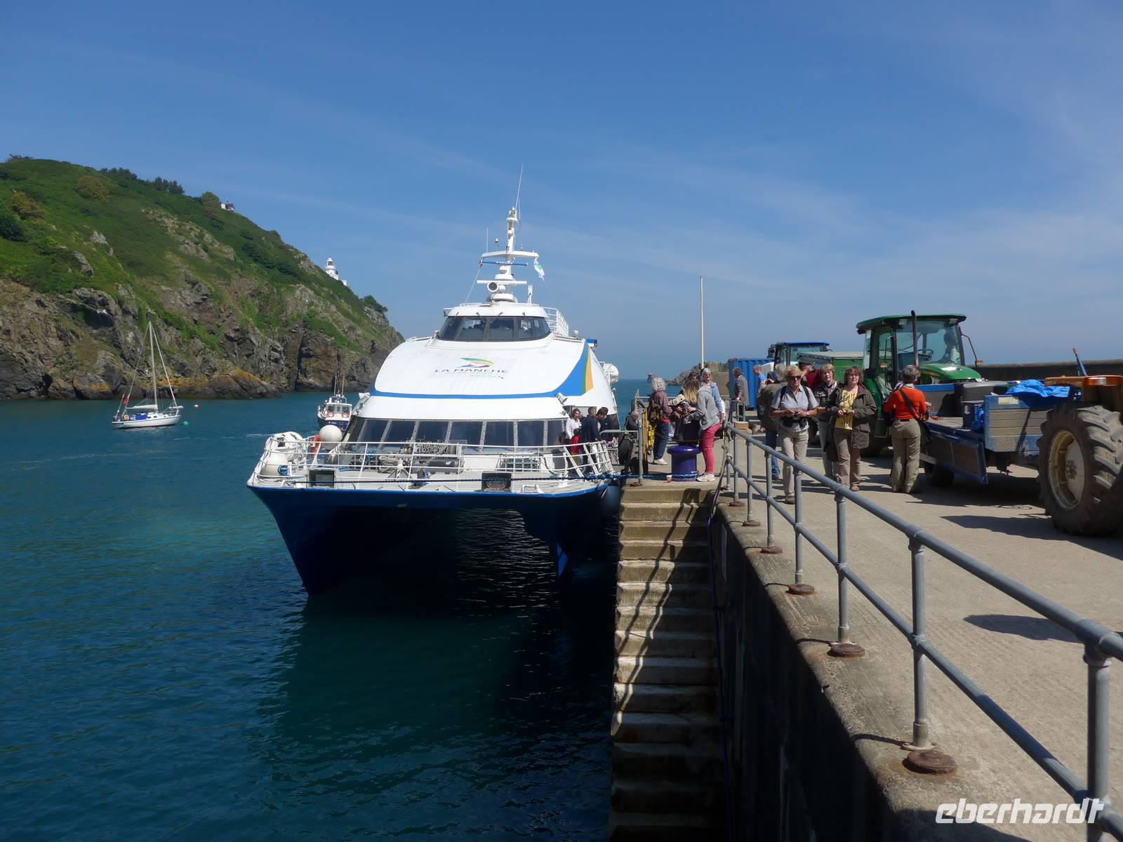 Fährankunft auf Sark bei Flut