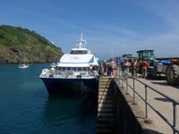 Fährankunft auf Sark bei Flut