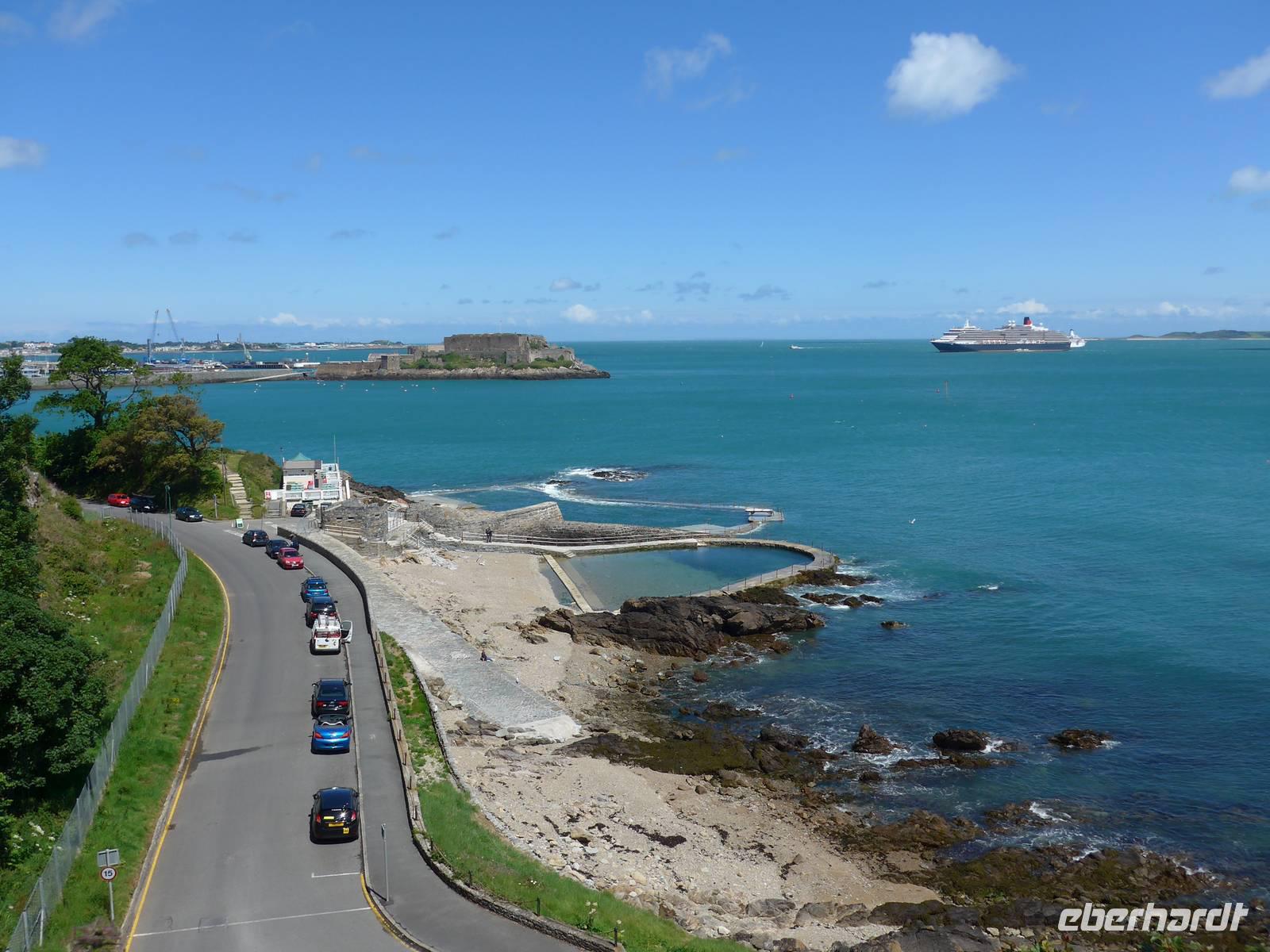 Guernsey-St.Peter Port-Meerwasserschwimmbecken und Castle Cornet