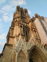 Hauptportal von Notre Dame Reims von schräg unten