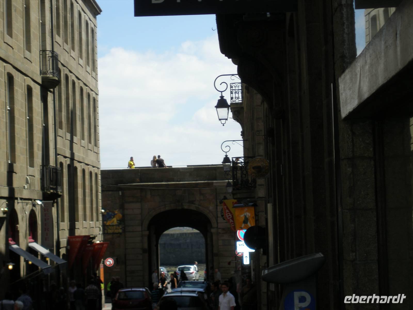 Hinter der Stadtmauer aus Richtung Hafen geblickt